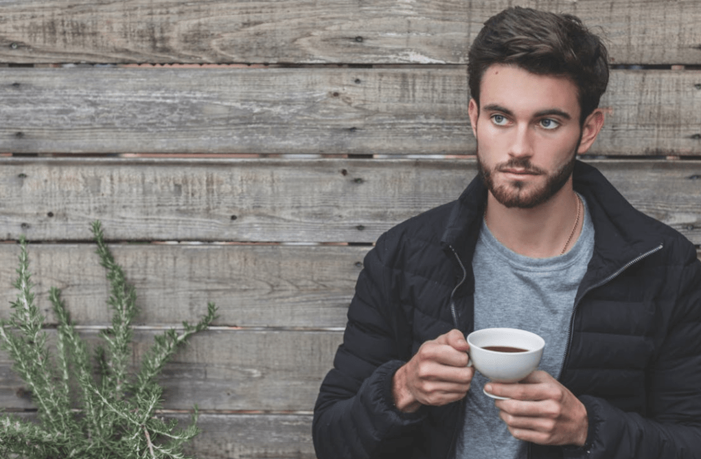 мъж пие чай за предотвратяване на простатит